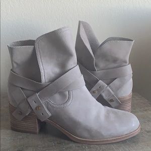 Ugg Elysian leather bootie